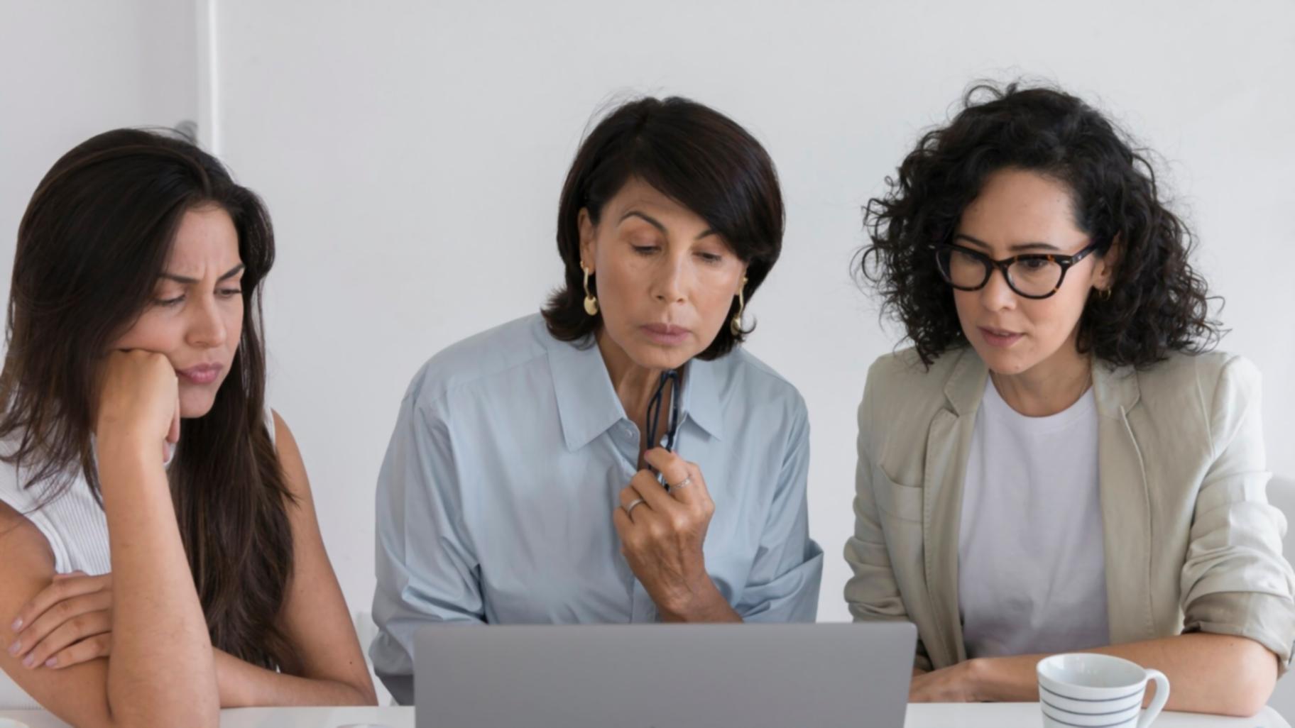 Student consultation session discussing budget planning strategies